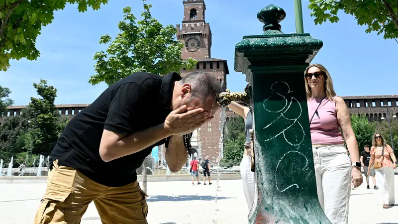 Una persona cerca refrigerio dall'intenso caldo bagandosi il volto - Foto Ansa/Luzca Zennaro © www.giornaledibrescia.it