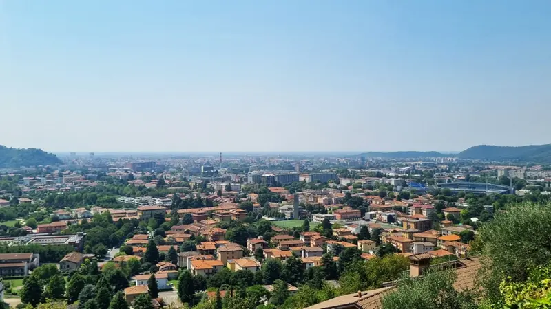 Giornate di sole e caldo anomalo in città - © www.giornaledibrescia.it