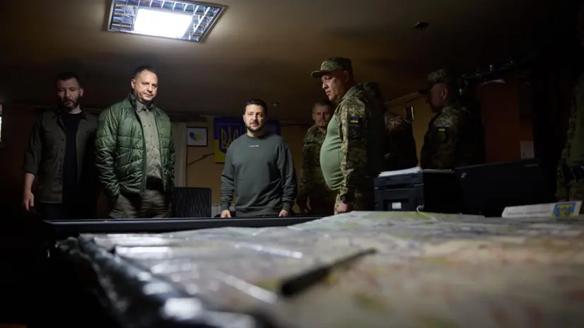 epa10897309 A handout photo made available by Ukraine's Presidential Office shows President Volodymyr Zelensky (C) inspecting a map with Ukrainian servicemen during to his visit to military positions on the front line between Lyman and Kupiansk, 03 October 2023. Russian troops entered Ukrainian territory in February 2022, starting a conflict that has provoked destruction and a humanitarian crisis. EPA/Office of President of Ukraine HANDOUT HANDOUT EDITORIAL USE ONLY/NO SALES