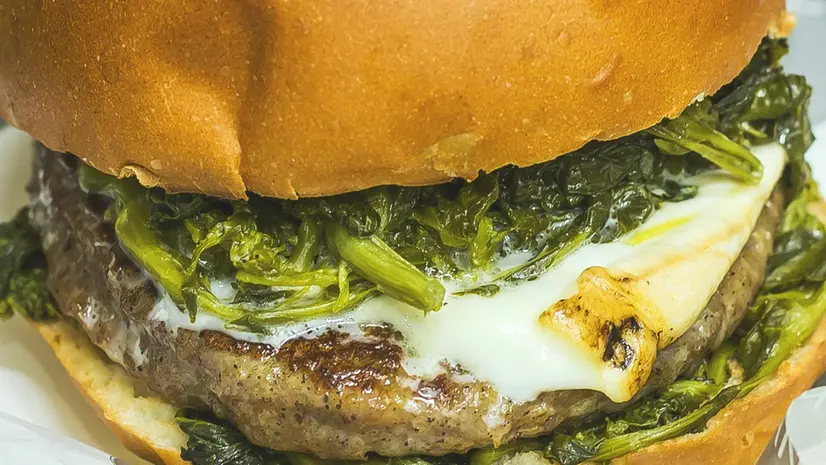 Un panino farcito con i friarielli