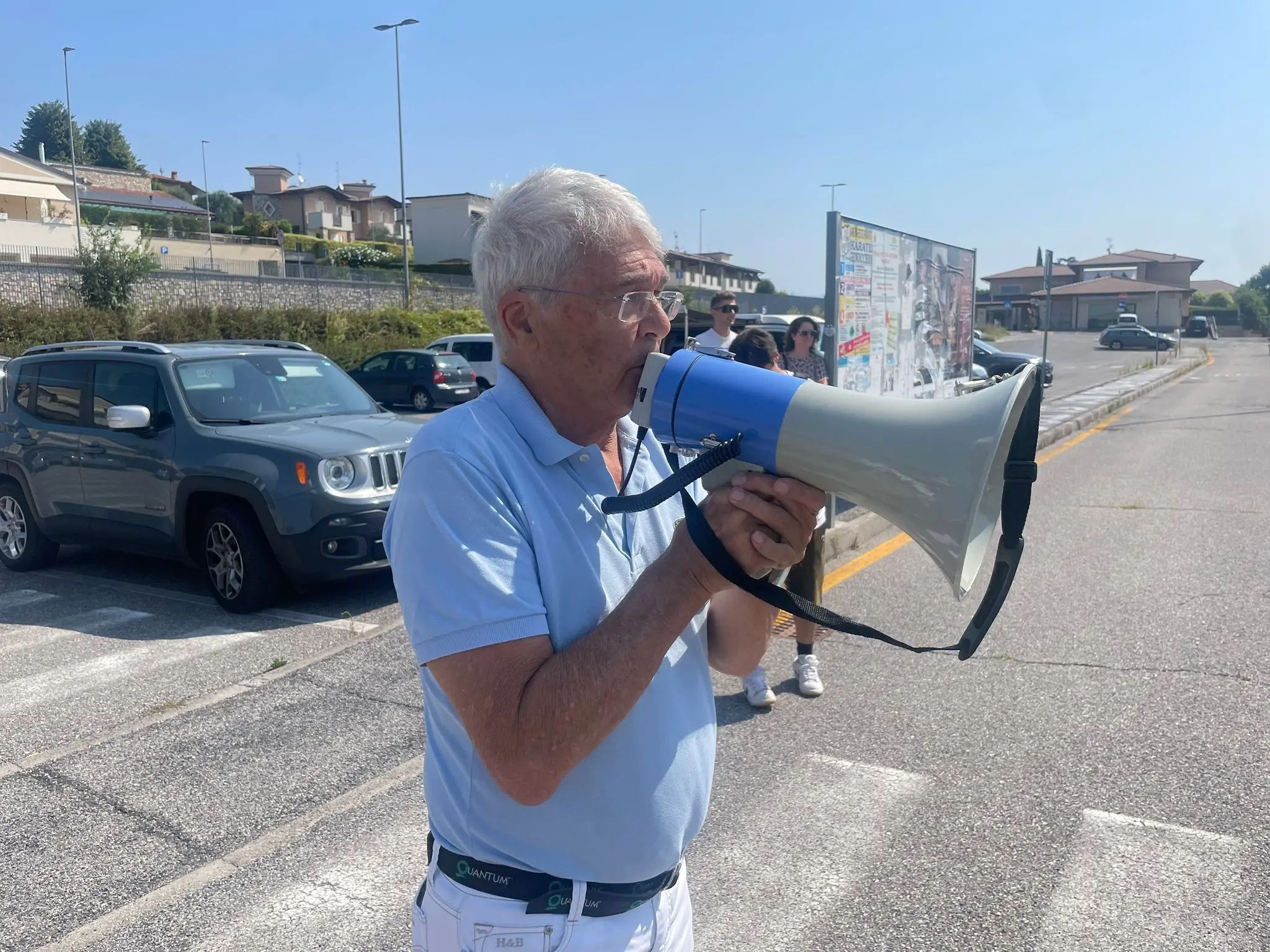 Le proteste fuori dalla scuola di Adro
