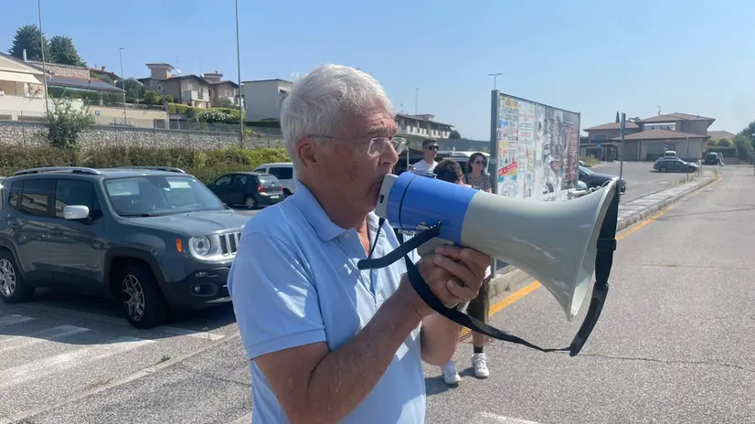 Le proteste fuori dalla scuola di Adro