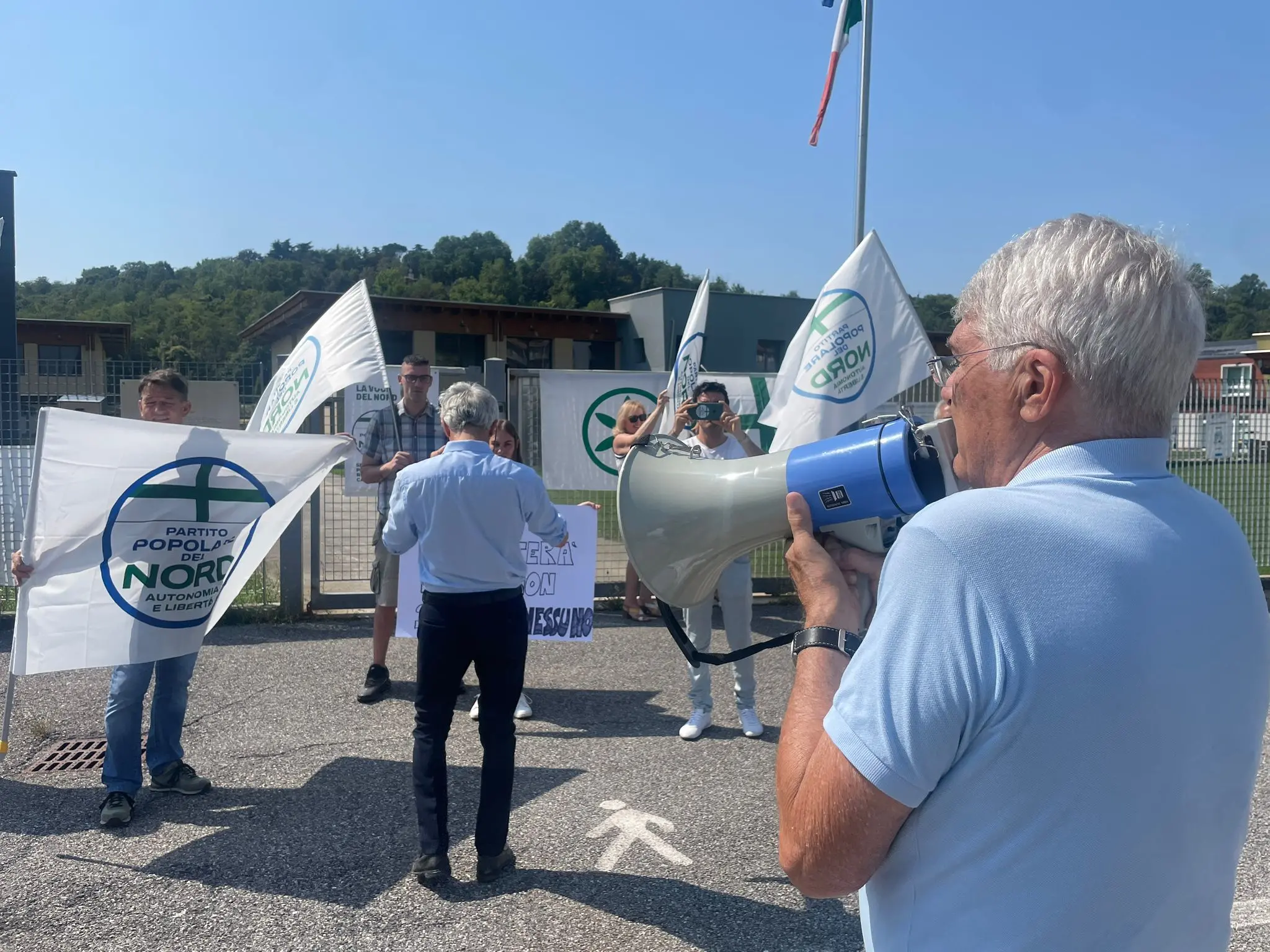 Le proteste fuori dalla scuola di Adro