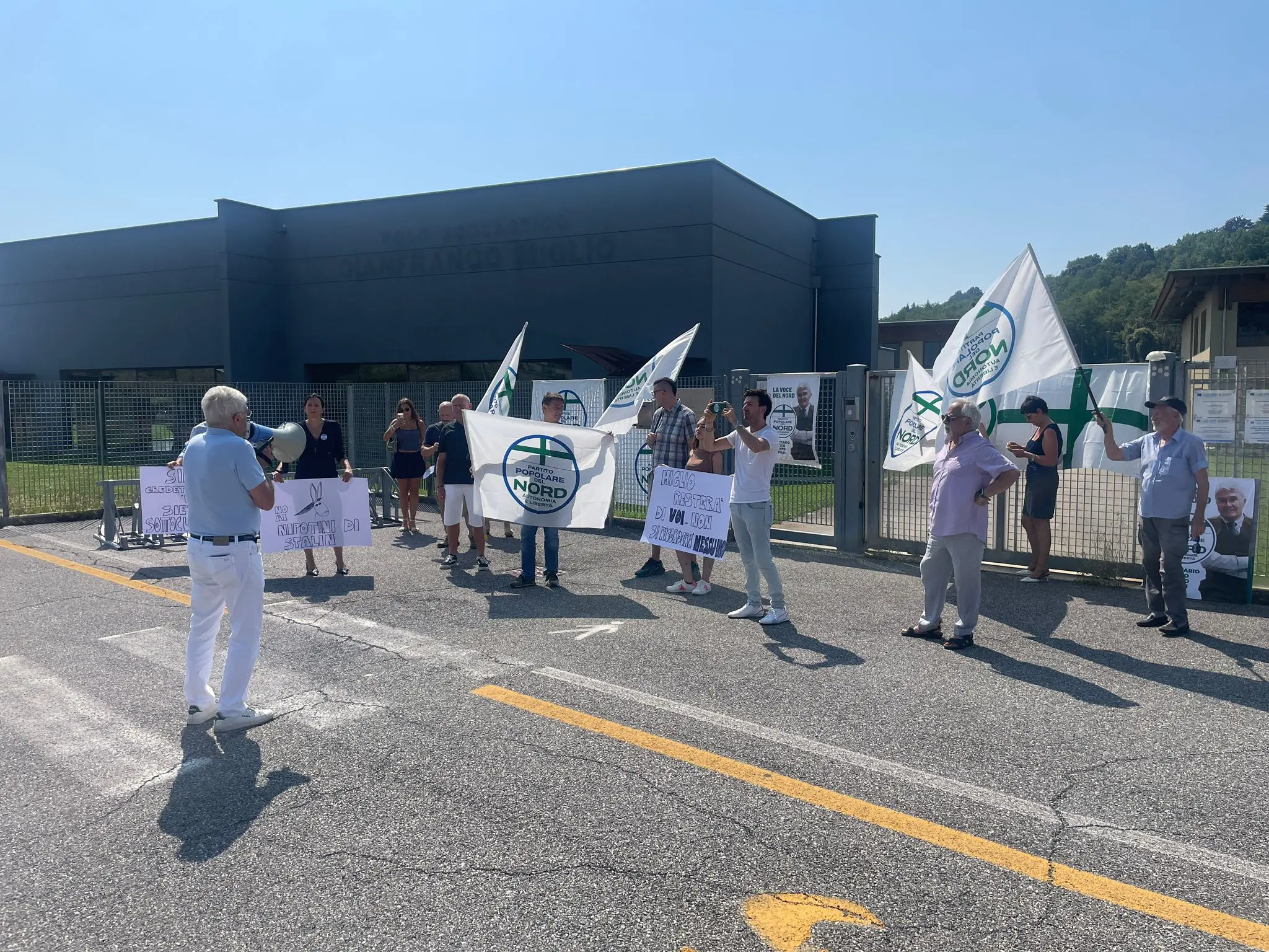 Le proteste fuori dalla scuola di Adro