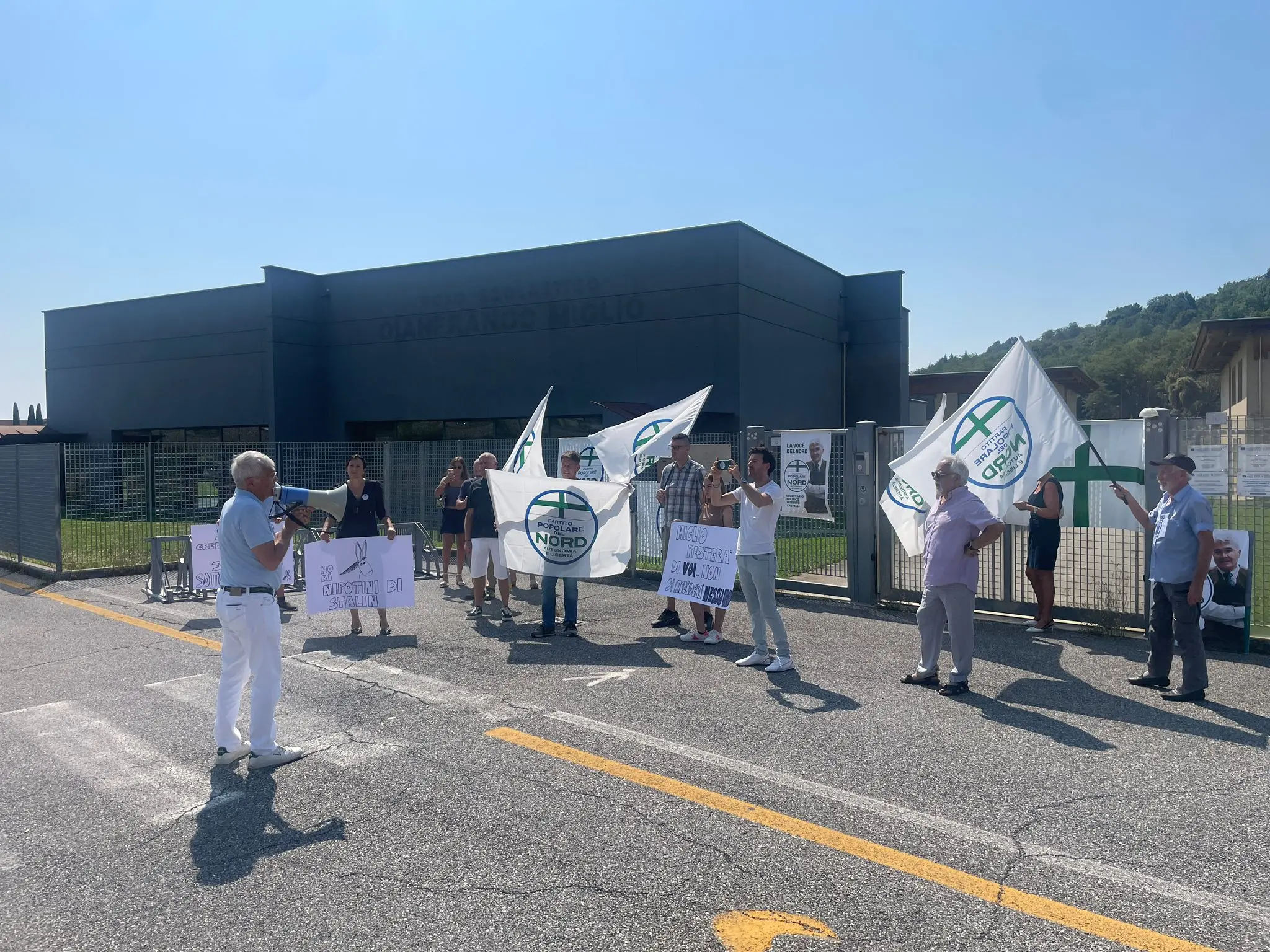 Le proteste fuori dalla scuola di Adro