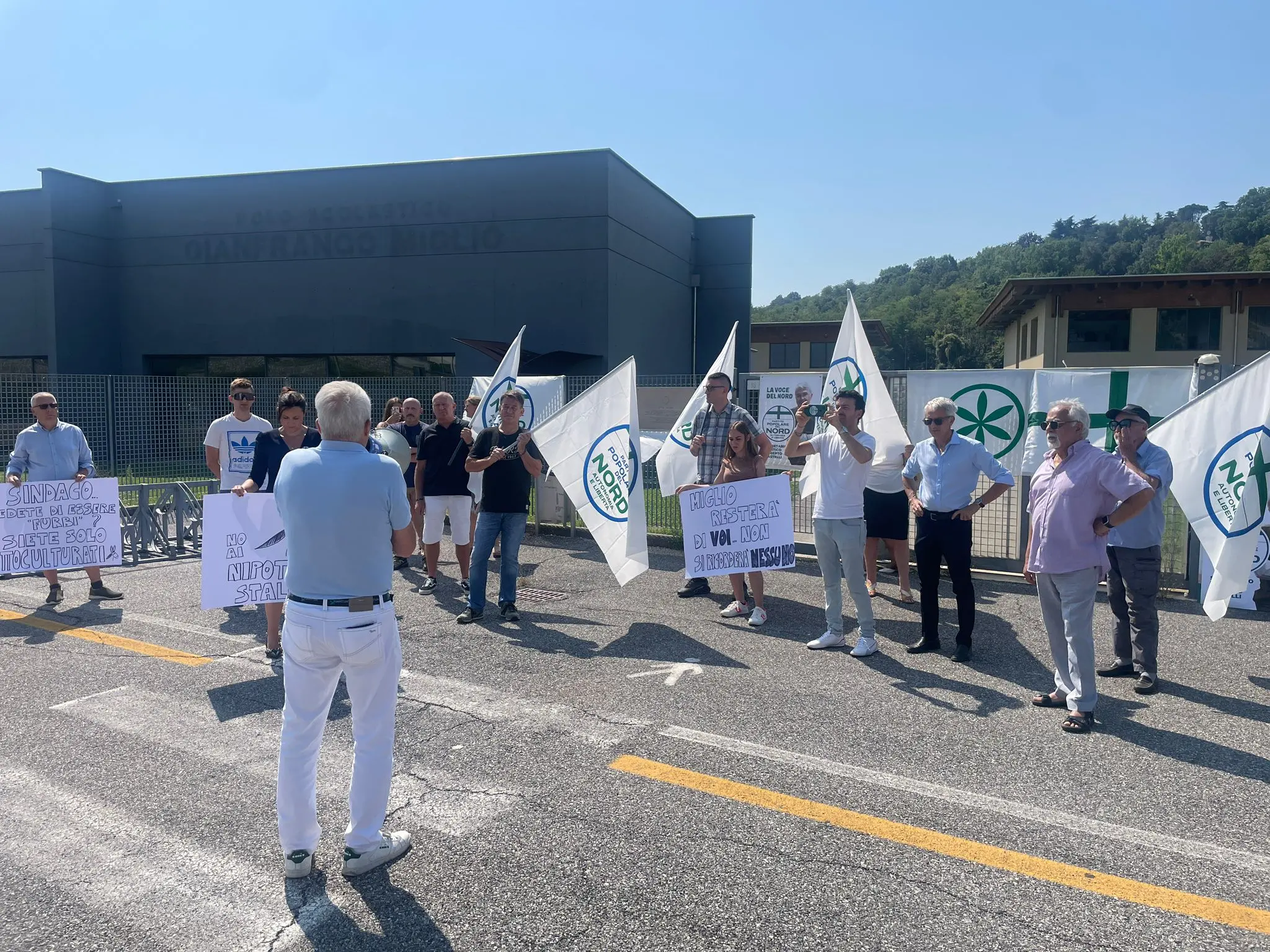 Le proteste fuori dalla scuola di Adro