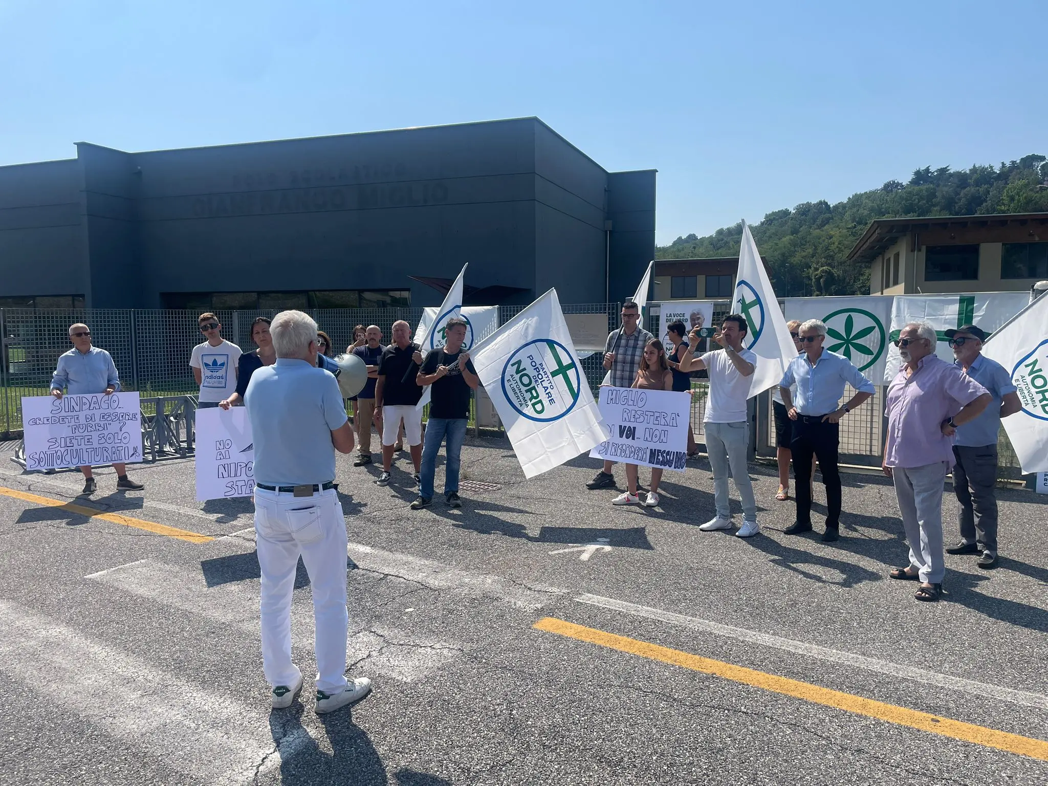Le proteste fuori dalla scuola di Adro