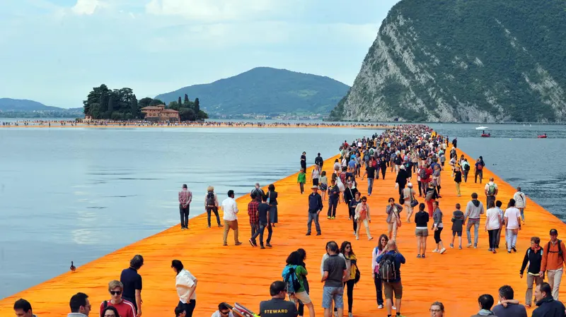 Visitatori sul Floating Piers © www.giornaledibrescia.it