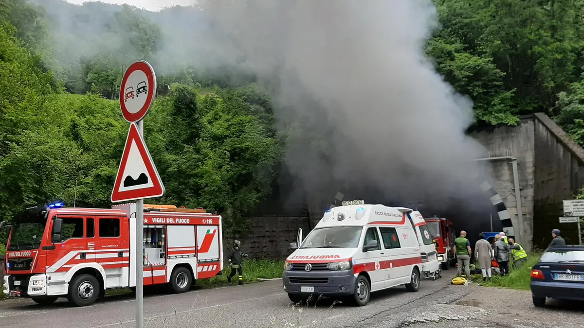 Soccorsi intervenuti per un incendio in galleria - © www.giornaledibrescia.it