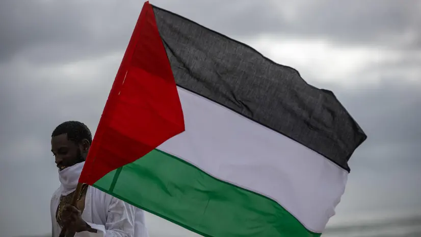 epa12292880 Multidisciplinary artist Thierno Gueye rides a horse as he displays a Palestinian flag during a performance at a happening in support of Palestinian children in Gaza, on a beach in Yoff, Dakar, Senegal, 10 August 2025. EPA/JEROME FAVRE