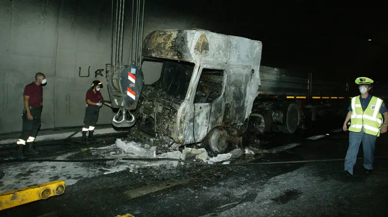 In una foto d'archivio, un mezzo incendiato in galleria - Foto New Eden Group © www.giornaledibrescia.it
