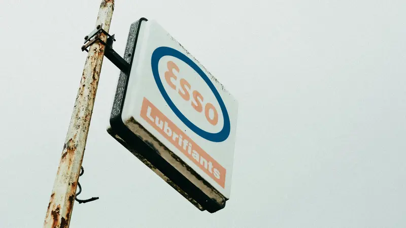 Una vecchia insegna Esso