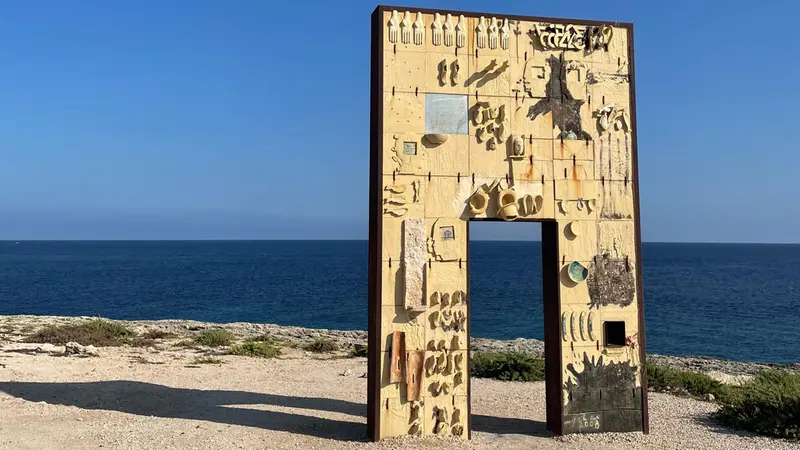 La porta d'Europa a Lampedusa, monumento di Mimmo Paladino dedicato alla memoria dei migranti dispersi in mare