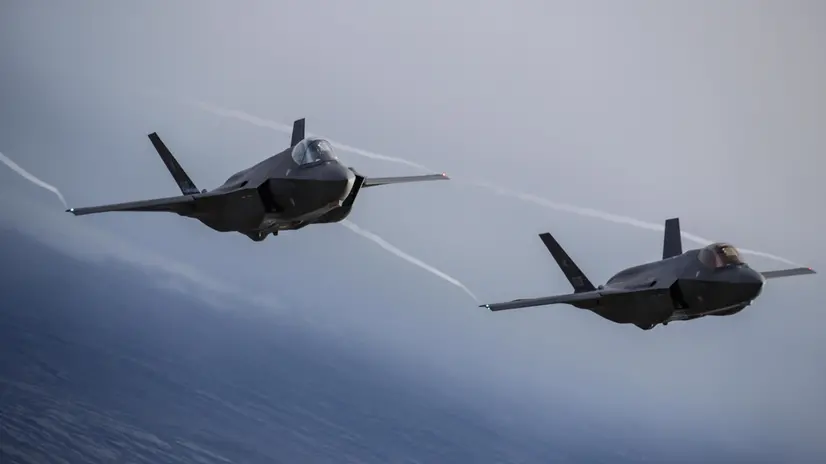 Caccia F35 italiani in volo sopra l'islanda impiegati nell'operazione NATO Northern Lightning, Keflavik (ISL) 10 Ottobre 2019. ANSA/GIUSEPPE LAMI Operazione NATO Northern Lightning - Per la prima volta un caccia di quinta generazione ? impiegato in una missione di Air Policing, l?Italia in Islanda ? il primo paese ad impiegare in un?operazione NATO il velivolo F-35A. Sono sei i caccia F-35, provenienti dal 32? Stormo di Amendola, che hanno il compito di preservare l?integrit? dello spazio aereo della NATO, rafforzando l'attivit? di sorveglianza dei cieli?dell?Islanda che non possiede capacit? e strutture per la difesa aerea autonoma. L'attivit? di Air Policing consiste nella continua sorveglianza dell'integrit? dello spazio aereo della NATO nonch? nell'identificazione di eventuali sue violazioni all'integrit?, dinnanzi alle quali scattano appropriate azioni di contrasto, come, ad esempio, il decollo rapido di velivoli caccia intercettori, che in termini tecnici ? definito scramble. Sede della Task Force Air (TFA) 32nd Wing ? la base aerea di Keflavik (ISL) dove opereranno per tre settimane piloti, personale tecnico, logistico e della Force Protection