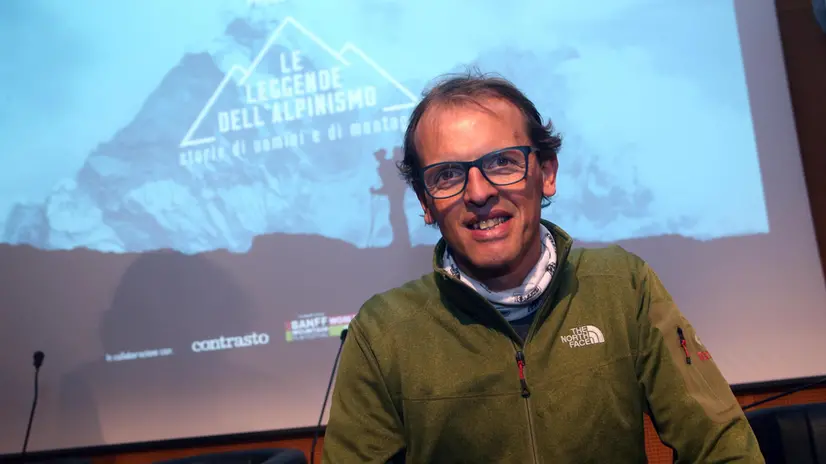 L'alpinista Simone Moro posa per i fotografi a Milano a margine della presentazione della collana di dvd "Le leggende dell'alpinismo. Storie di uomini e di montagne", 11 febbraio 2015. ANSA / MATTEO BAZZI