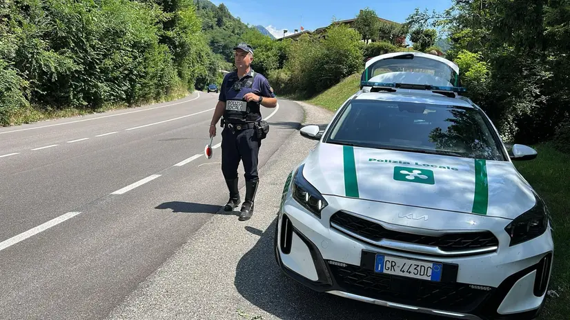 Una pattuglia della Polizia Locale - © www.giornaledibrescia.it