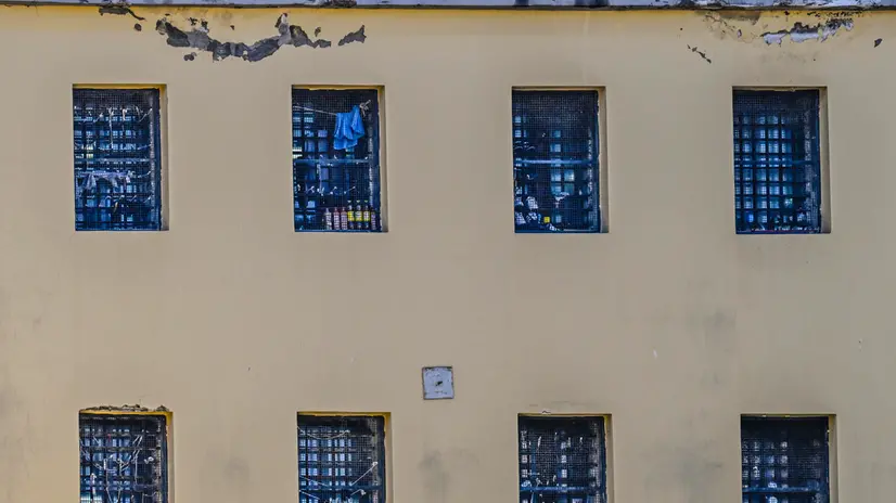 Le finestre delle celle del Carcere di Poggioreale viste da piazza Cenni a Napoli dove oggi si e' tenuta la manifestazione manifestazione 'Carcere: liberare la speranza!' sull'emergenza carceri 3 MARZO 2025 ANSA / CIRO FUSCO
