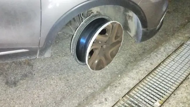L'auto senza pneumatico