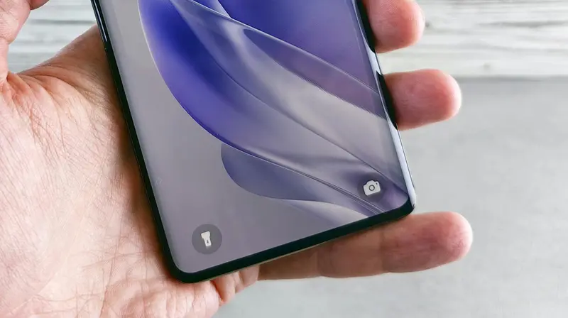 La pressione del cellulare sul mignolo può essere dannosa