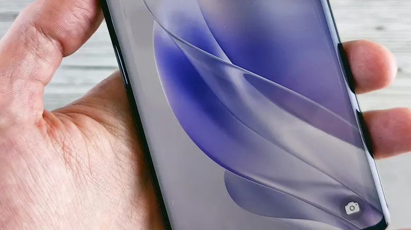 La pressione del cellulare sul mignolo può essere dannosa