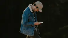 Piegare la testa per guardare lo smartphone causa problemi al collo