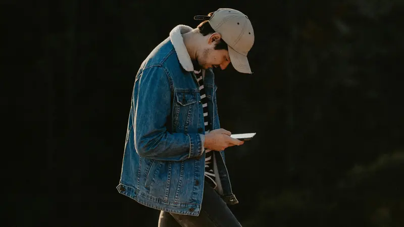 Piegare la testa per guardare lo smartphone causa problemi al collo