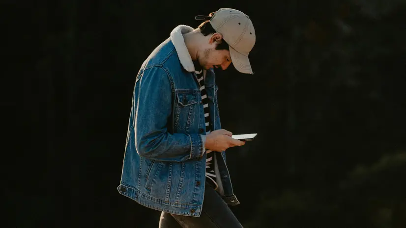 Piegare la testa per guardare lo smartphone causa problemi al collo