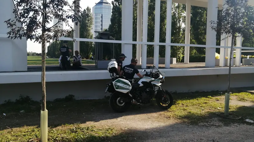 Polizia locale al parco Tarello - © www.giornaledibrescia.it
