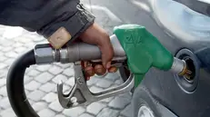 Prosegue la discesa del prezzo della benzina - Foto Ansa © www.giornaledibrescia.it
