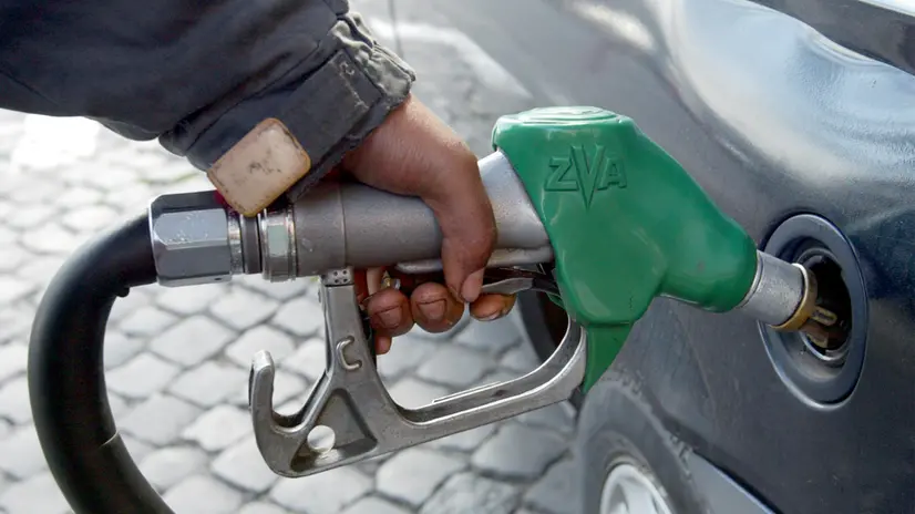 Prosegue la discesa del prezzo della benzina - Foto Ansa © www.giornaledibrescia.it