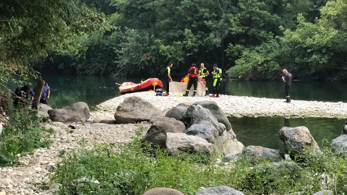 I soccorritori lungo l'Oglio - Foto Marco Ortogni/Neg © www.giornaledibrescia.it