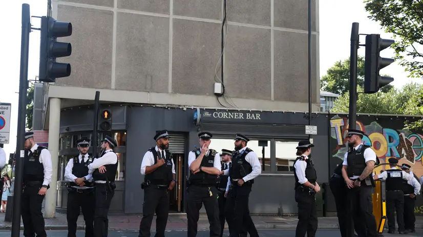 epa12289973 Police officers stand guard outside a hotel housing asylum seekers during a demonstration against the far-right near the Thistle Hotel in London, Britain, 08 August 2025. Far-right protests outside hotels housing migrants have been increasing across the UK in recent weeks, with counter-protests taking place. EPA/NEIL HALL