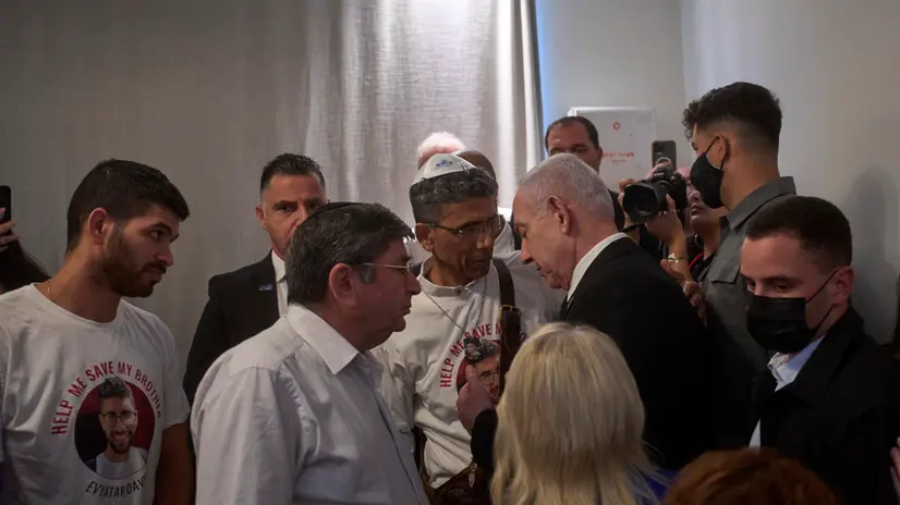 epa12293468 Israeli Prime Minister Benjamin Netanyahu (C-R) speaks with family members of the Israeli hostage Evyatar David, who is being held in the Gaza Strip, during the opening ceremony of the Knesset Museum, in the old building of the Israeli parliament, in Jerusalem, 11 August 2025. EPA/OHAD ZWIGENBERG / POOL
