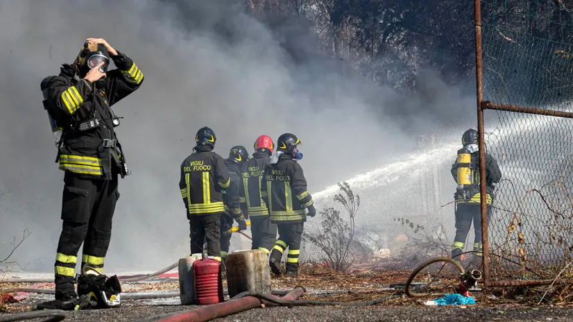 Incendio su via Aurelia vigili del fuoco durante le operazioni di spegnimento. Roma. 11 agosto 2020 ANSA/MASSIMO PERCOSSI