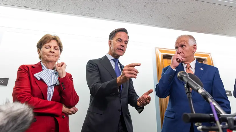 epa12239808 NATO Secretary General Mark Rutte (C), alongside Democratic Senator from New Hampshire Jeanne Shaheen (L) and Republican Senator from North Carolina Thom Tillis (R), speaks to reporters about US President Donald Trump’s decision to sell Patriot defense systems to Ukraine in the Dirksen Senate Office Building in Washington, DC, USA, 15 July 2025. EPA/JIM LO SCALZO