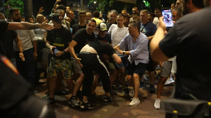 epa12298899 Anti-government protesters face-off with riot police officers during an anti-government protest in Belgrade, Serbia, 13 August 2025. Protesters are demanding equal justice, release of those detained during protests and called for early elections. EPA/ANDREJ CUKIC
