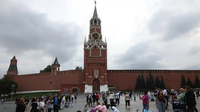 epa12294031 People walk in the Red Square outside the Kremlin on a cloudy summer day in Moscow, Russia, 11 August 2025. EPA/MAXIM SHIPENKOV