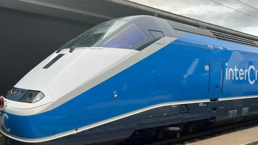 Esterno del treno Intercity di Trenitalia, 23 ottobre 2024 ANSA/Ufficio stampa Trenitalia +++ ANSA PROVIDES ACCESS TO THIS HANDOUT PHOTO TO BE USED SOLELY TO ILLUSTRATE NEWS REPORTING OR COMMENTARY ON THE FACTS OR EVENTS DEPICTED IN THIS IMAGE; NO ARCHIVING; NO LICENSING NPK
