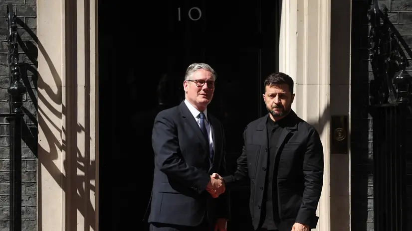 epa12192896 British Prime Minister Keir Starmer (L) welcomes Ukrainian President Volodymyr Zelensky (R) outside 10 Downing Street ahead of their meeting in London, Britain, 23 June 2025. EPA/NEIL HALL