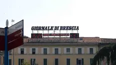 Il termometro di piazzale Repubblica segna 37 gradi - Foto Marco Ortogni/Neg © www.giornaledibrescia.it