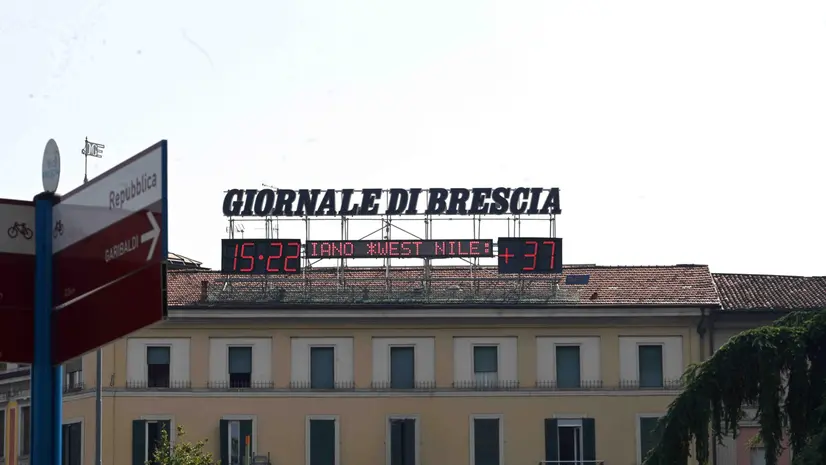 Il termometro di piazzale Repubblica segna 37 gradi - Foto Marco Ortogni/Neg © www.giornaledibrescia.it