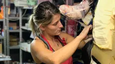 Erika Tessarolo mentre lavora a una rodeo machine