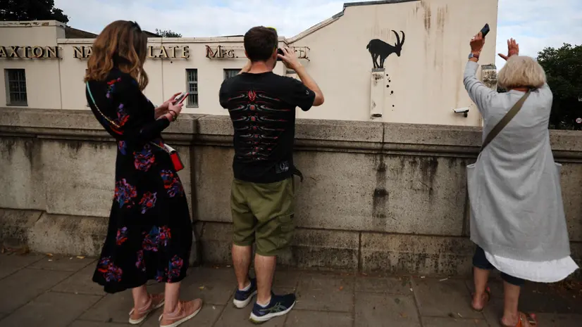Uno degli animali di Banksy spuntati a Londra nel 2024 - Foto Ansa © www.giornaledibrescia.it