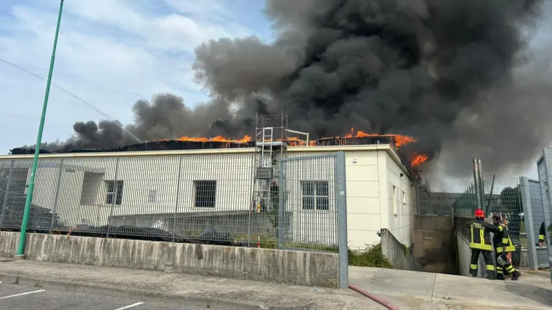 Incendio alle piscine di Ghisalba: colonna di fumo vista a chilometri di distanza - © www.giornaledibrescia.it