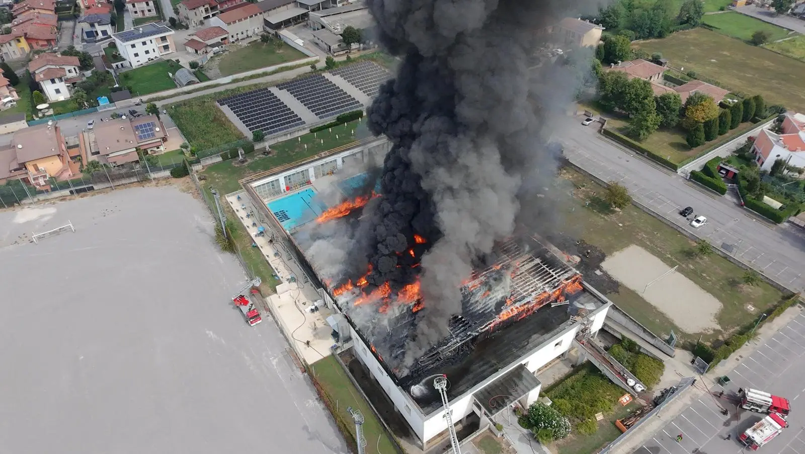 L'incendio della piscina di Ghisalba (Bergamo)