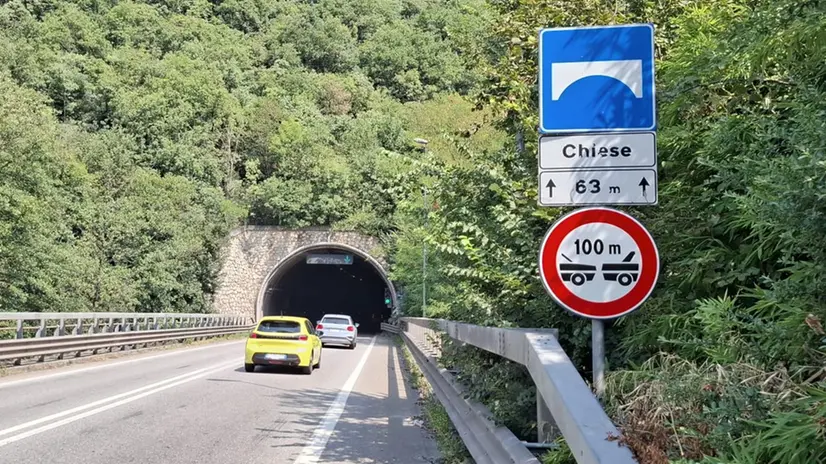 Il nuovo cartello fuori dalla galleria Monte Castello a Villanuova - © www.giornaledibrescia.it
