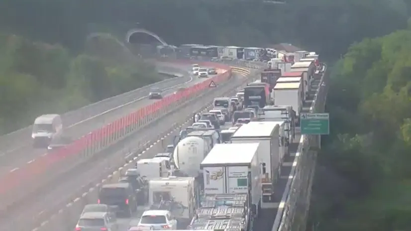 Coda lungo l'autostrada A26 per tir in fiamme ++NPK++