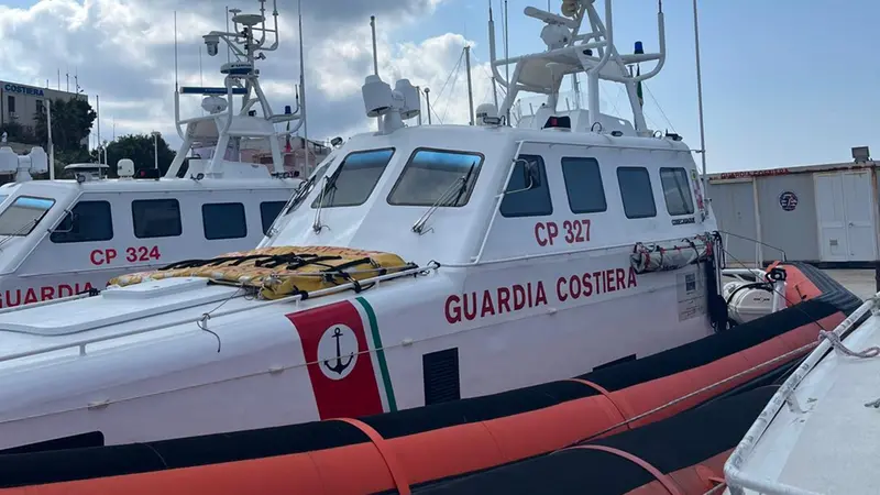 Una delle motovedette della Guardia costiera a Lampedusa