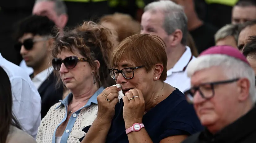 La commozzione dei parenti delle vittime alle 11.36, l'ora esatta del crollo, durante la commemorazione delle 43 vittime del crollo del ponte Morandi. Genova, 14 agosto 2025. ANSA/LUCA ZENNARO