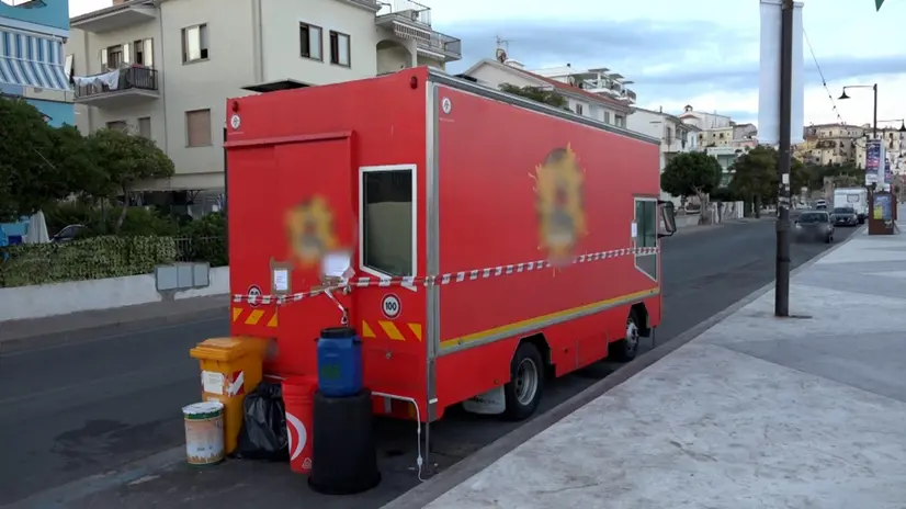 Un frame tratto da un video girato a Diamante (Cosenza) mostra il food truck posto sotto sequestro dopo l'episodio in cui ha perso la vita una persona e altre 9 ricoverate, alcune in gravi condizioni. La vittima è una uomo di 52 anni, originario di Napoli. Diamante, 8 agosto 2025. ANSA / LUIGI SALSINI / NPK